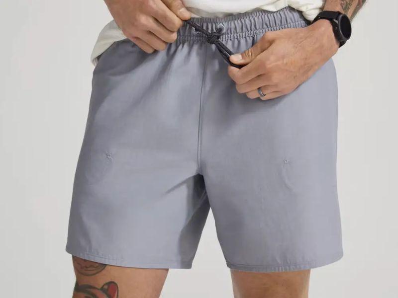 Khi diện những chiếc quần mùa hè, bạn cần chú ý đến chiều dài của quần để không làm ảnh hưởng đến tổng thể bộ outfit nhé.