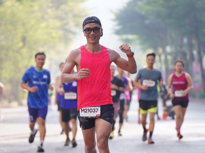Áo Singlet có kiểu dáng ôm vừa phải kết hợp với phần tay và cổ áo khoét sâu năng động, khỏe khoắn