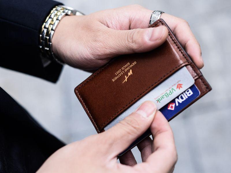 Sự khác biệt so với ví thường của card holder là gì?