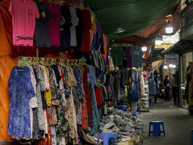 Lựa đồ bên trong chợ trước
