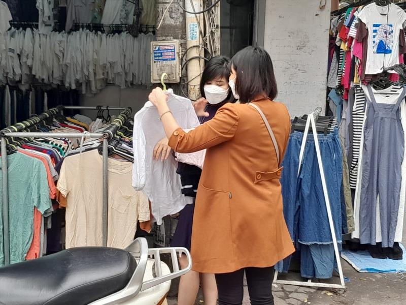 Kiểm tra kỹ quần áo
