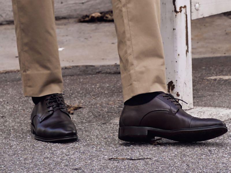 mặc đồ vest mang gi&agrave;y g&igrave; 