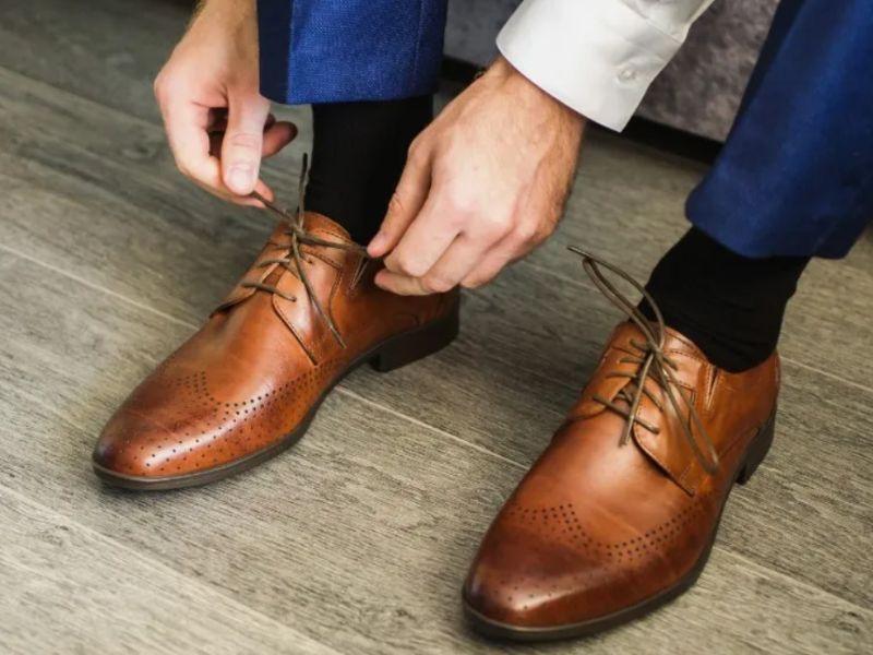 mặc đồ vest mang gi&agrave;y g&igrave; 