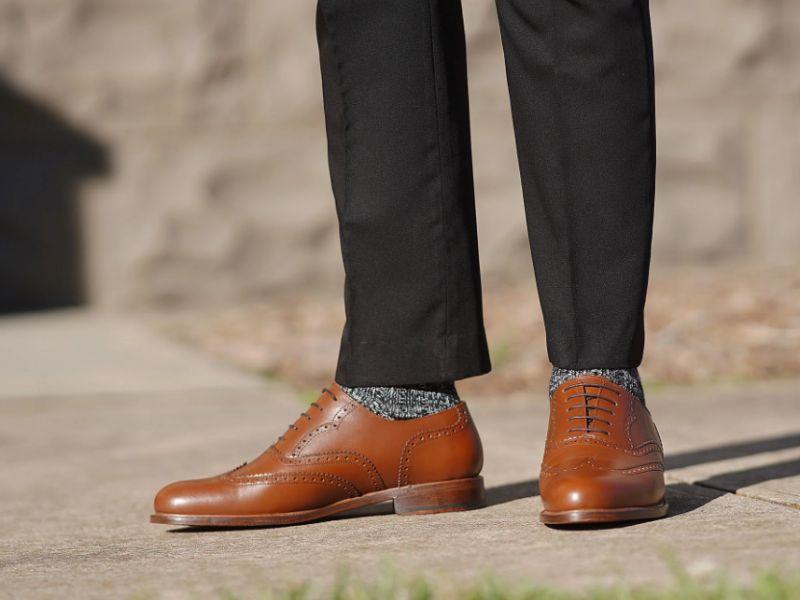 mặc đồ vest mang gi&agrave;y g&igrave; phong c&aacute;ch 