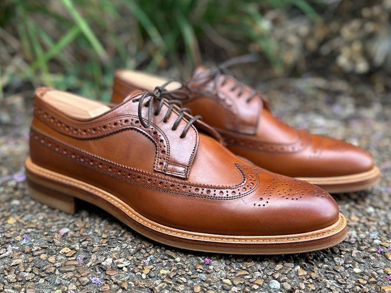 mặc đồ vest mang gi&agrave;y g&igrave; 