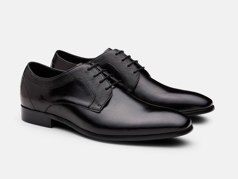 mặc đồ vest mang gi&agrave;y g&igrave; 