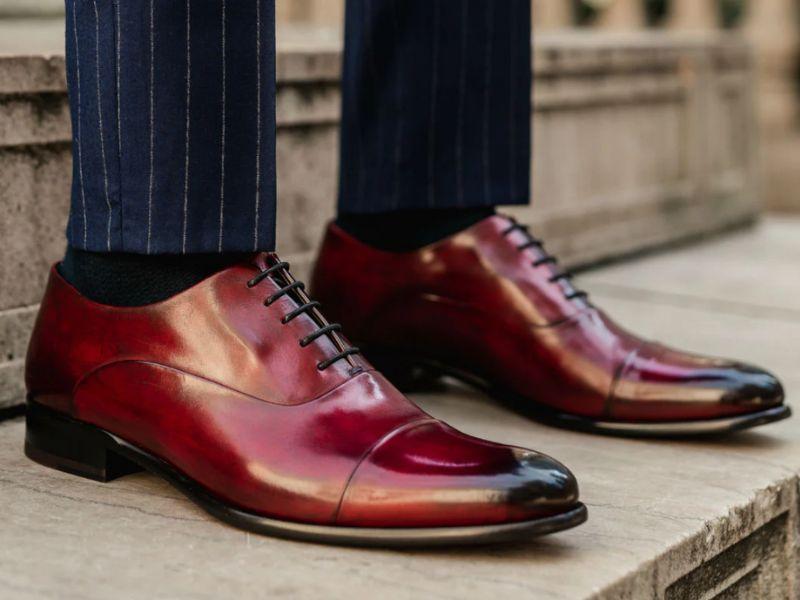 mặc đồ vest mang gi&agrave;y g&igrave; 