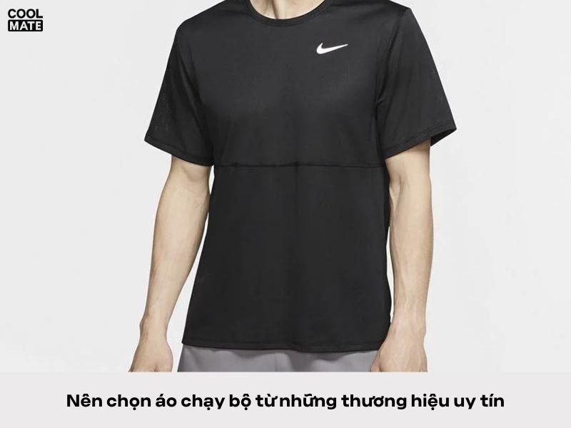 Nên chọn áo chạy bộ nam từ các thương hiệu nổi tiếng và uy tín