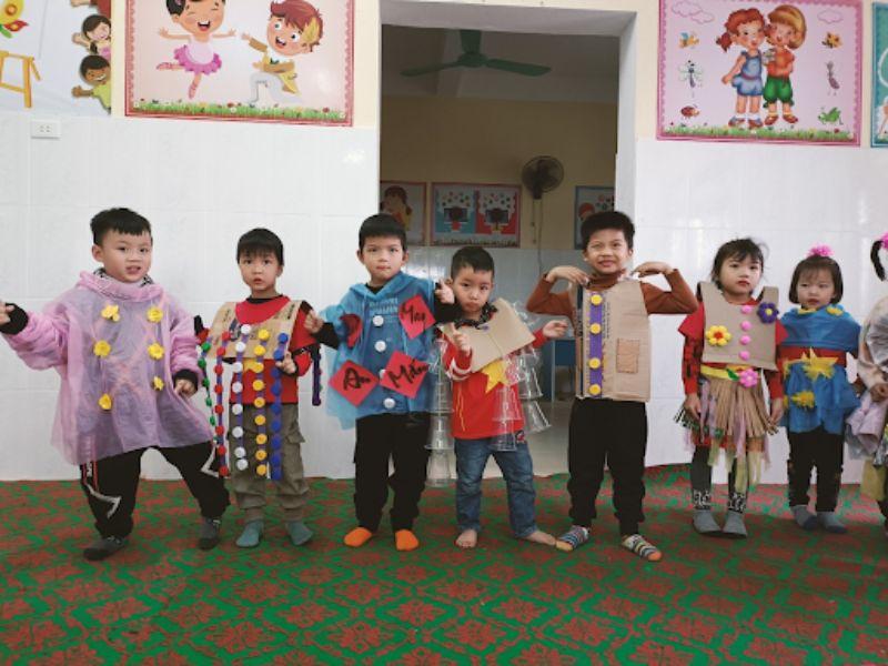 Áo mưa cũng được sử dụng để tái chế váy áo cho trẻ em