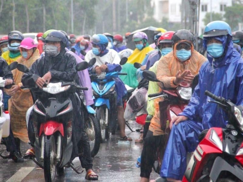 Rác thải từ áo mưa gây ô nhiễm môi trường nghiêm trọng