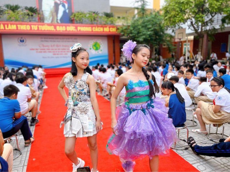Trang phục tái chế từ áo mưa giúp tuyên truyền bảo vệ môi trường và thể hiện tính sáng tạo của người mặc