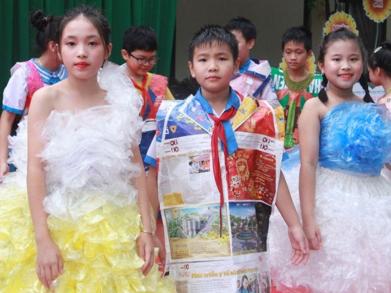 Những bộ váy áo tái chế cho trẻ em đều được làm từ áo mưa