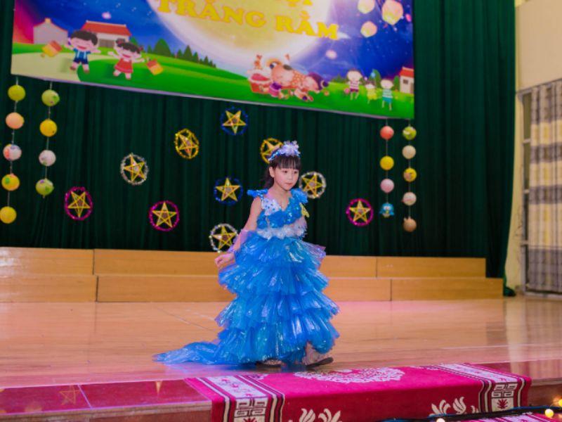 Những chiếc váy đẹp lộng lẫy được làm từ áo mưa