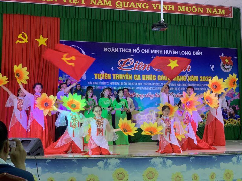 Nhảy m&uacute;a theo nhạc b&agrave;i h&aacute;t