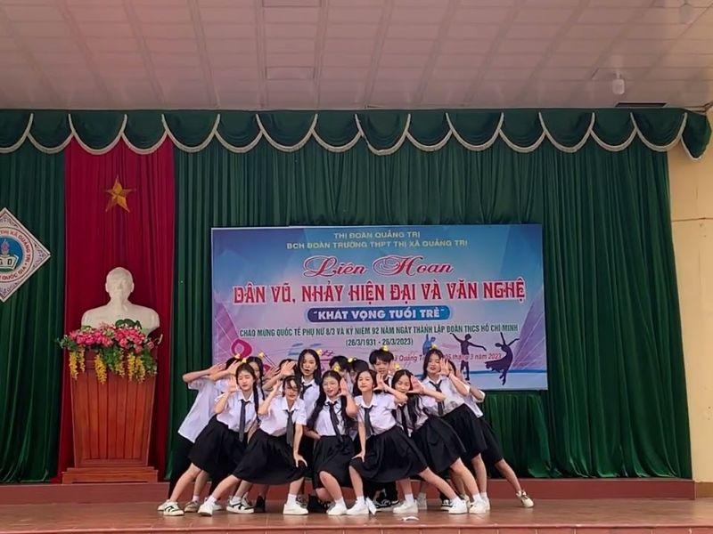 nhảy hiện đại mừng th&agrave;nh lập đo&agrave;n