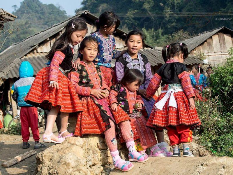 Chi tiết trang phục phụ nữ H'Mông: Váy, áo và họa tiết thổ cẩm