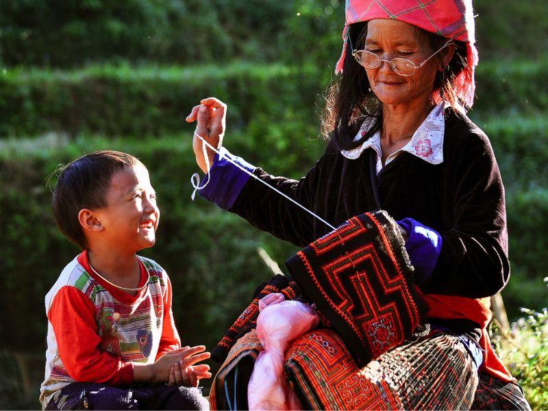 Trang phục dân tộc Mông: Cảnh sinh hoạt của người Mông trong làng bản
