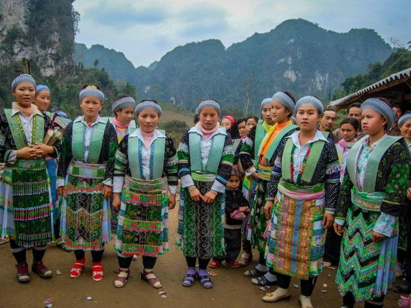 Trang phục phụ nữ Mông Xanh:  Màu xanh chàm đặc trưng