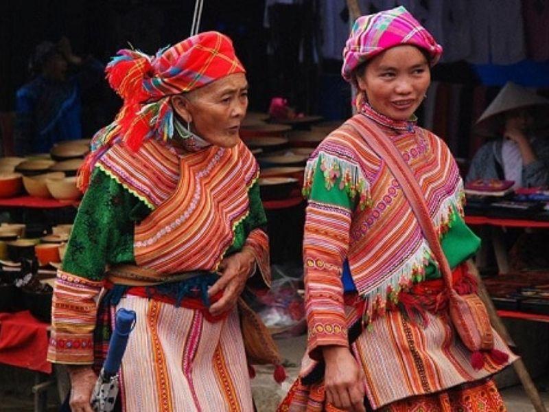 Trang phục phụ nữ Mông Hoa: Họa tiết thổ cẩm rực rỡ