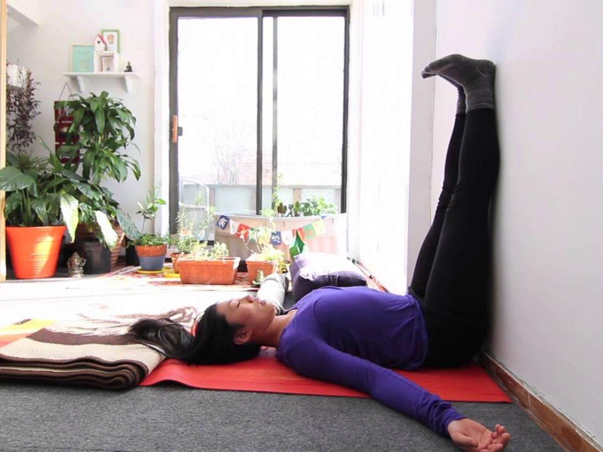 Tư thế chân gác lên tường (Viparita Karani)