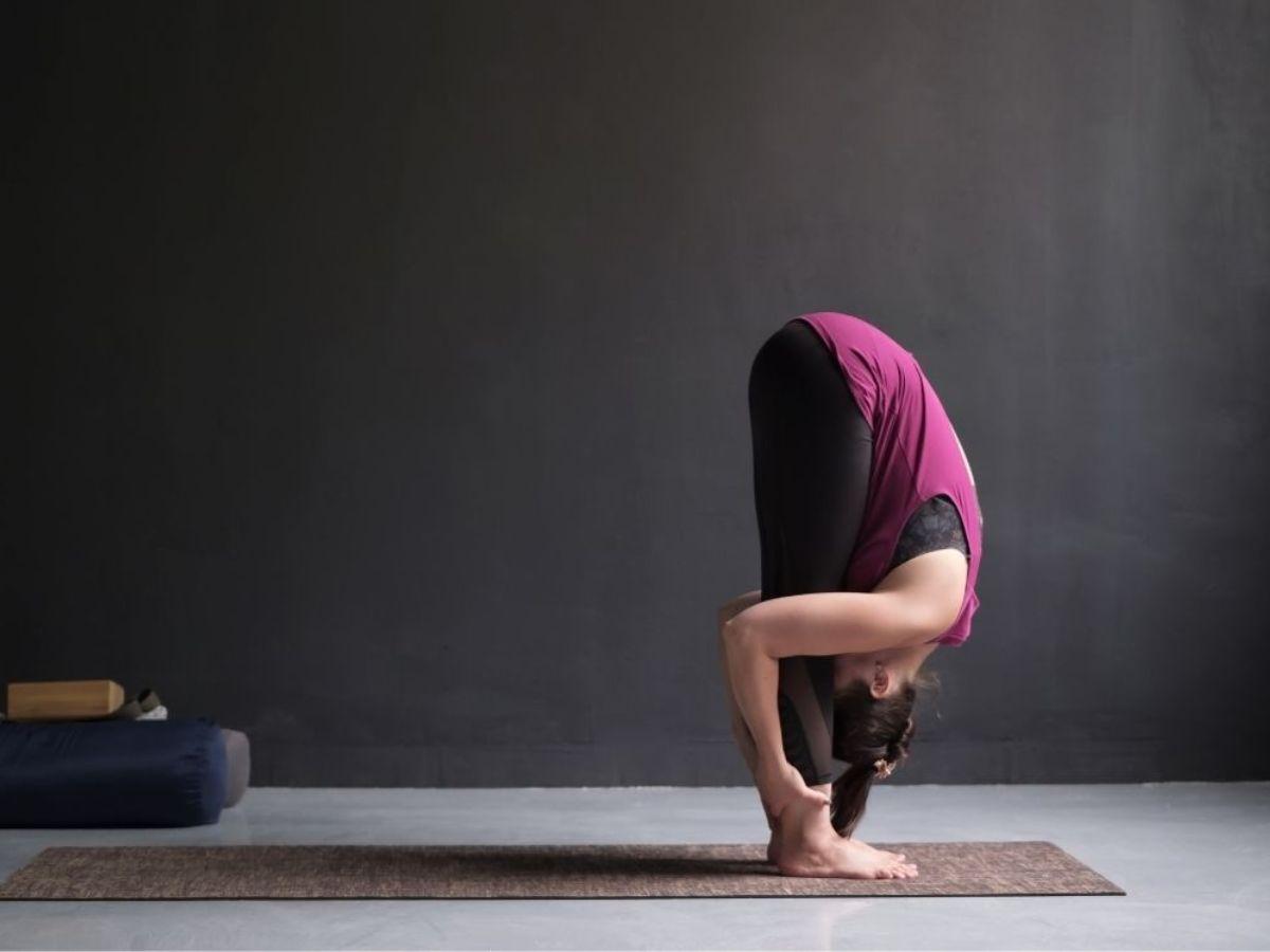 Tư thế gập người về phía trước (Uttanasana)