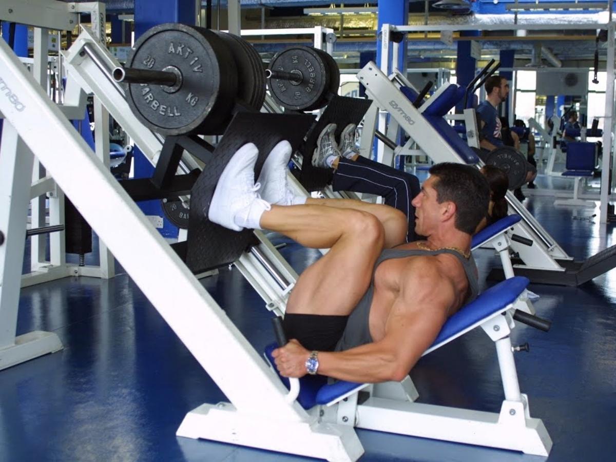 Leg Press là bài tập bắp chân nam dễ thực hiện khi không có nhiều động tác khó