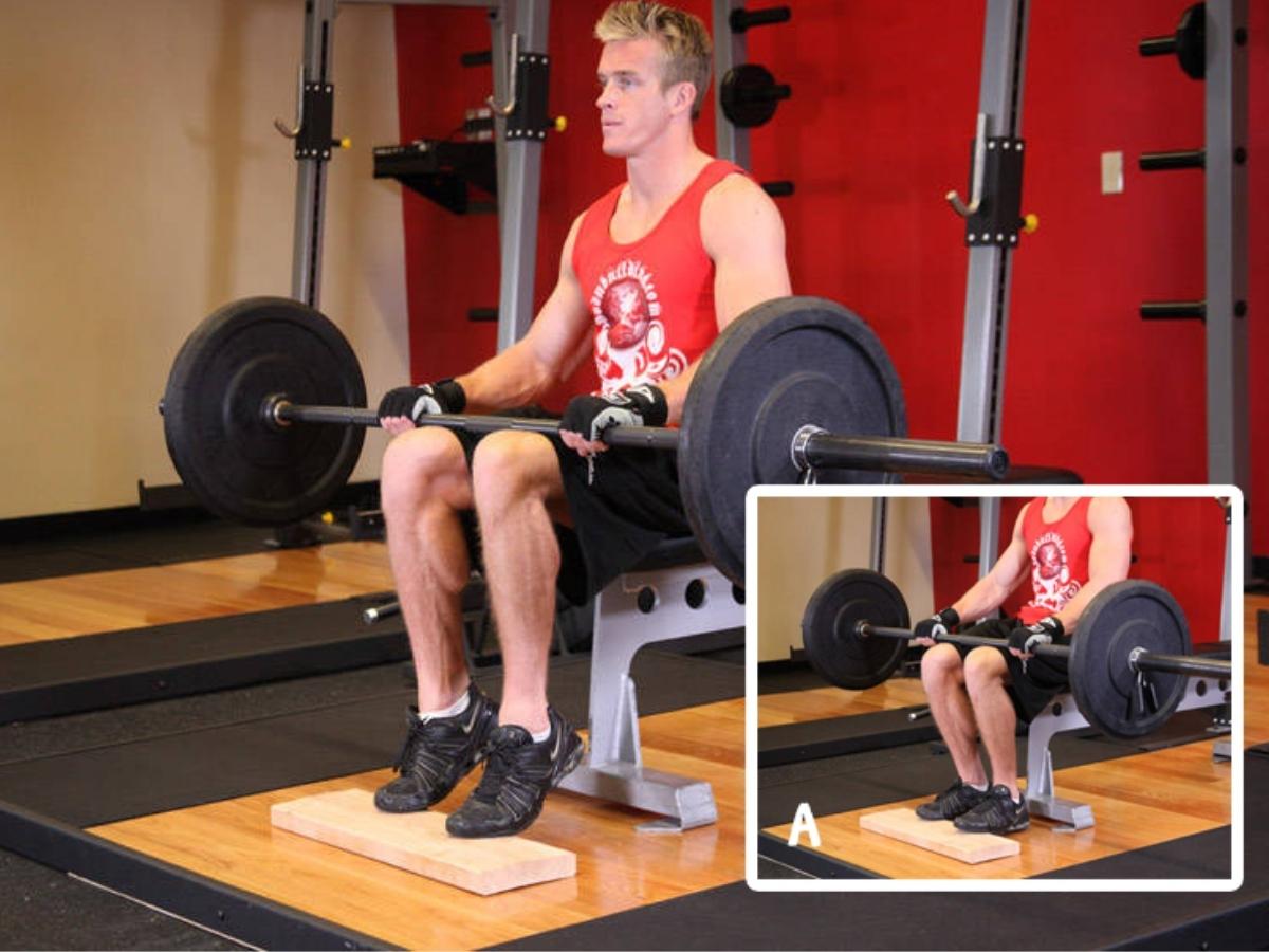Bài Seated Calf Raise thực hiện trên máy, khi ngồi bạn chú ý giữ phần đùi dưới thấp hơn ghế