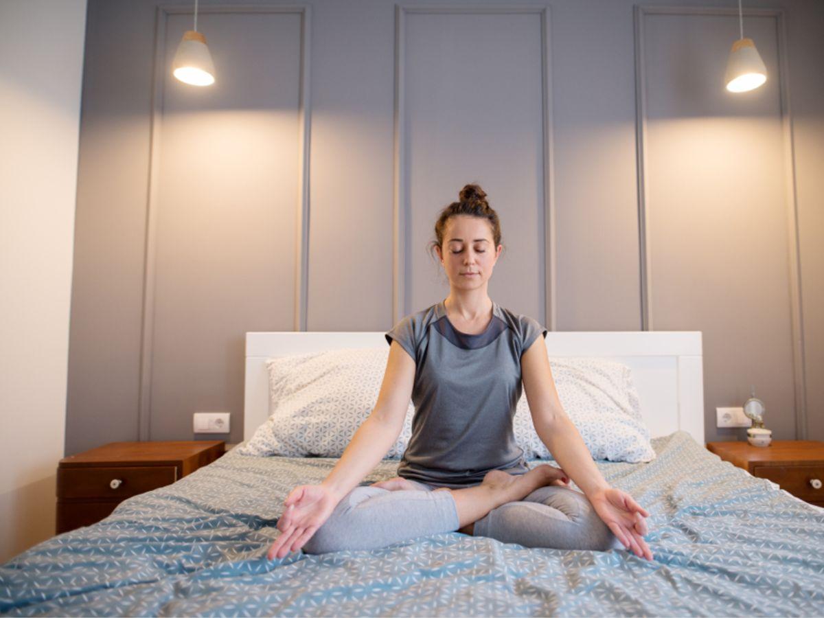 Yoga giúp cải thiện chất lượng giấc ngủ thông qua việc thư giãn cơ thể và tâm trí