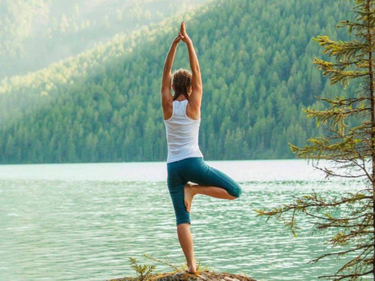 Yoga tập trung vào sự ổn định, giúp cải thiện khả năng kiểm soát cơ thể