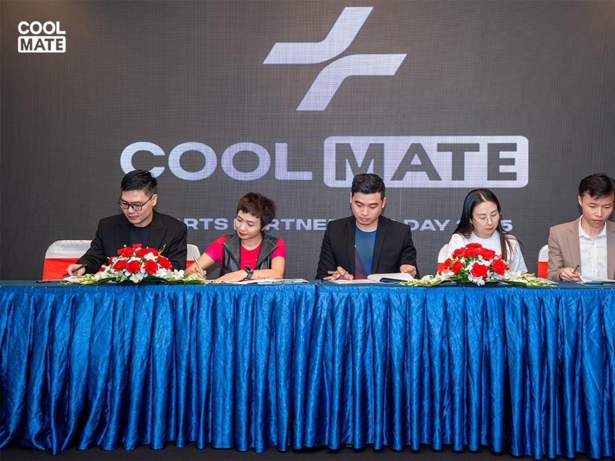 Đội ngũ nhân viên của Coolmate luôn sẵn sàng hỗ trợ khách hàng mọi lúc mọi nơi, giải đáp mọi thắc mắc và xử lý mọi vấn đề một cách nhanh chóng và hiệu quả