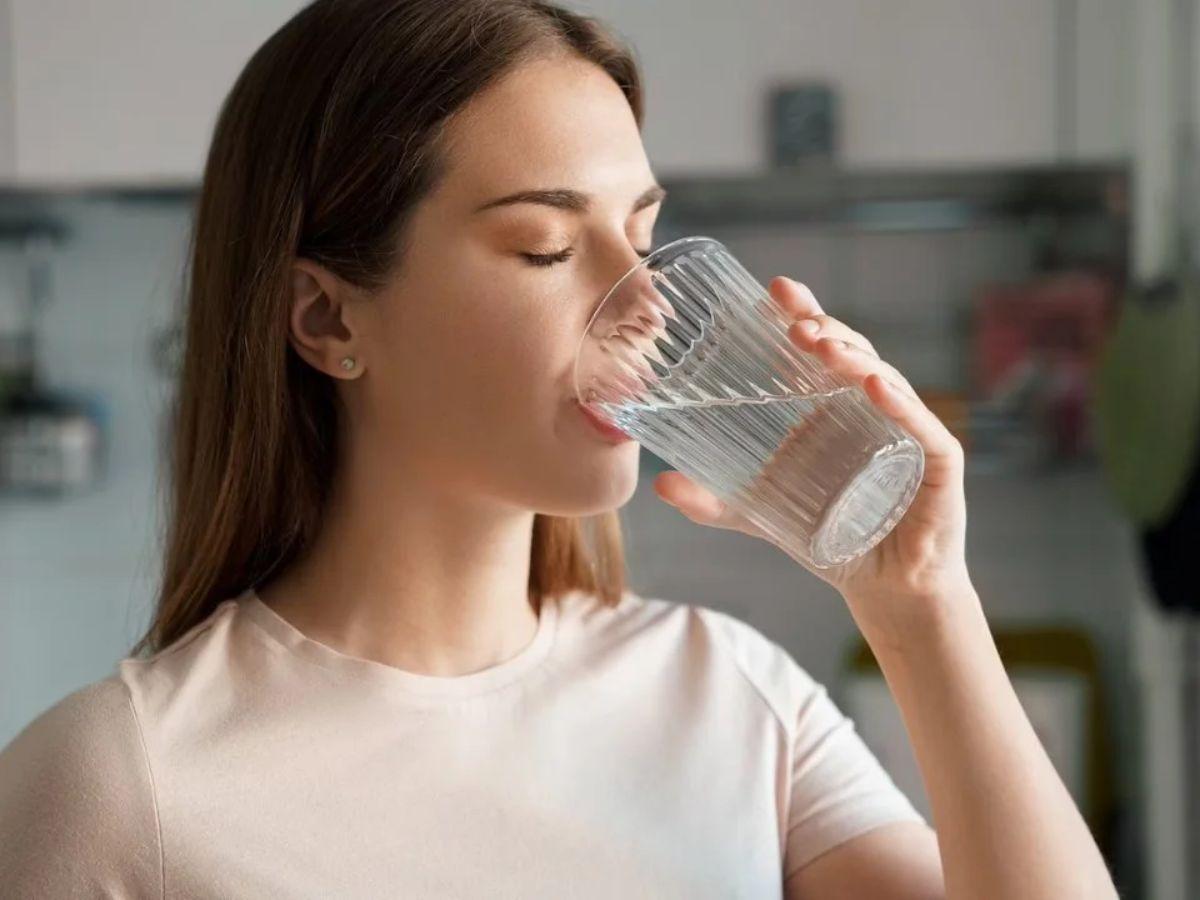 Uống nước giúp duy trì năng lượng trong quá trình vận động
