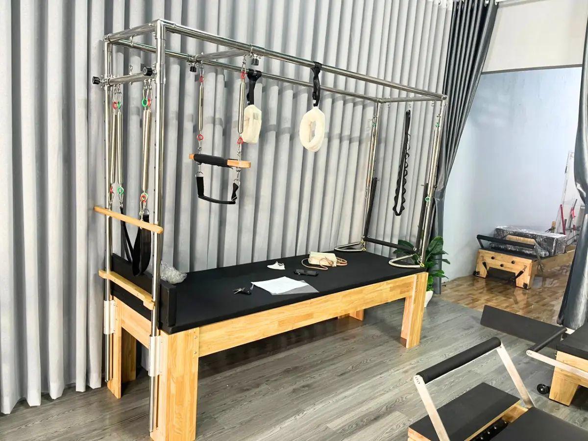 Giường tập Pilates Cadillac là một dụng cụ thú vị khác trong thế giới Pilates
