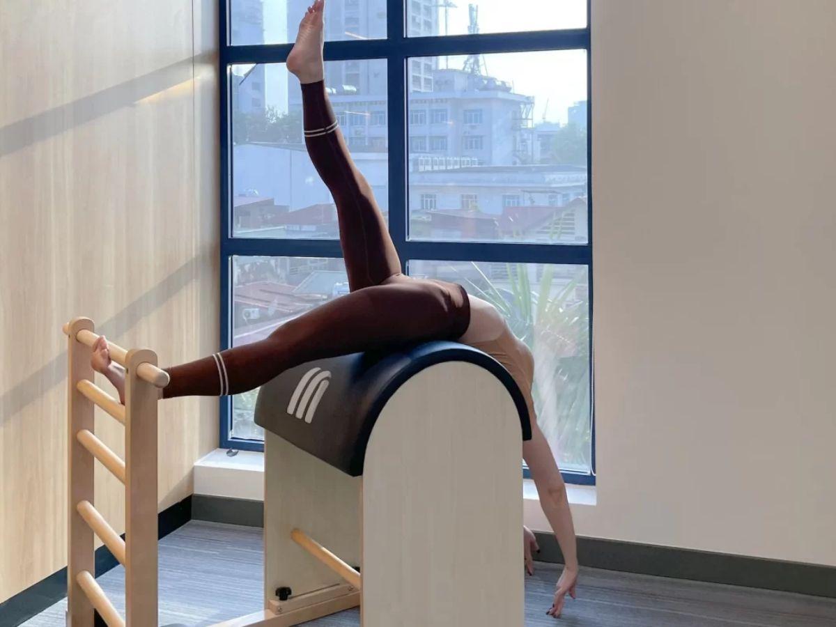 Thùng thang Pilates Ladder Barrel là một dụng cụ ít phổ biến hơn nhưng cực kỳ hữu ích trong việc phát triển sức mạnh và sự linh hoạt