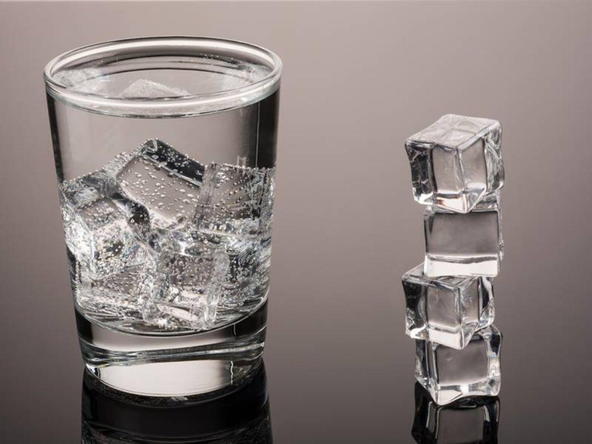 Uống nước lạnh hay nước ấm tốt hơn