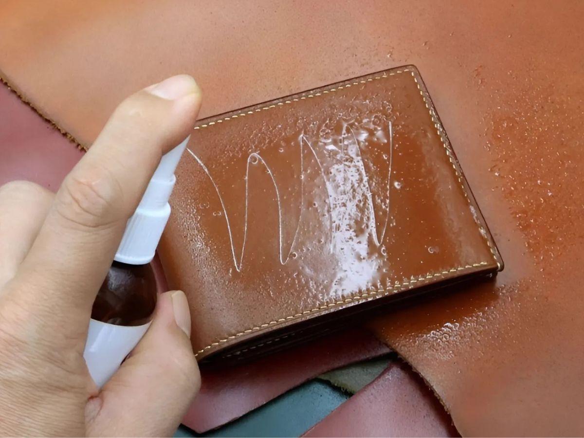 Bước làm này giúp cho các bước thuộc da sau này tiến hành thuận lợi hơn, phần da dễ dàng thẩm thấu các chất thuộc da một cách tốt nhất.