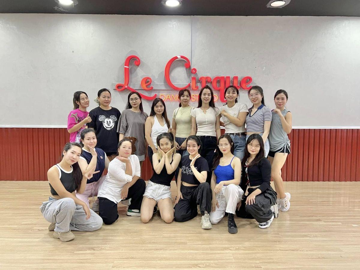 Le Cirque là studio nhảy hiện đại với các lớp đa dạng như Hip hop on heels và Belly dance, mang lại trải nghiệm học nhảy thú vị