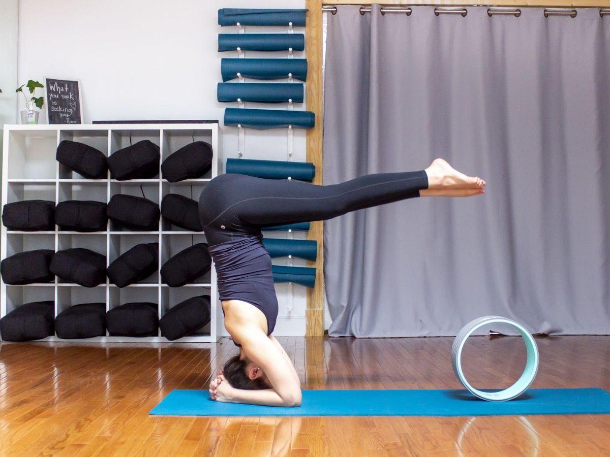 Tư thế trồng chuối với vòng (Wheel Headstand Pose)