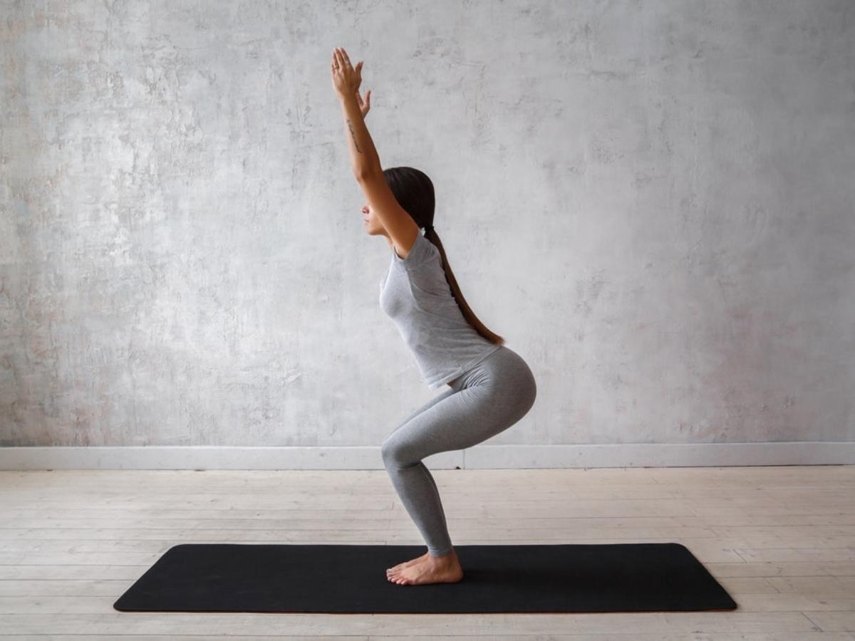 Tư thế ngồi trên ghế - Utkatasana