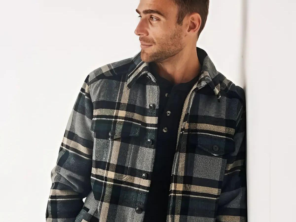 Áo henley nam mặc cùng áo Flannel