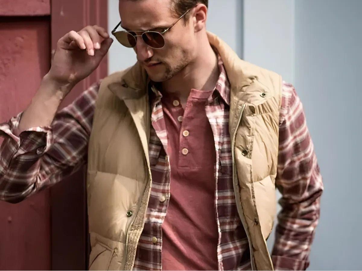 Áo henley nam mix layer với áo gile
