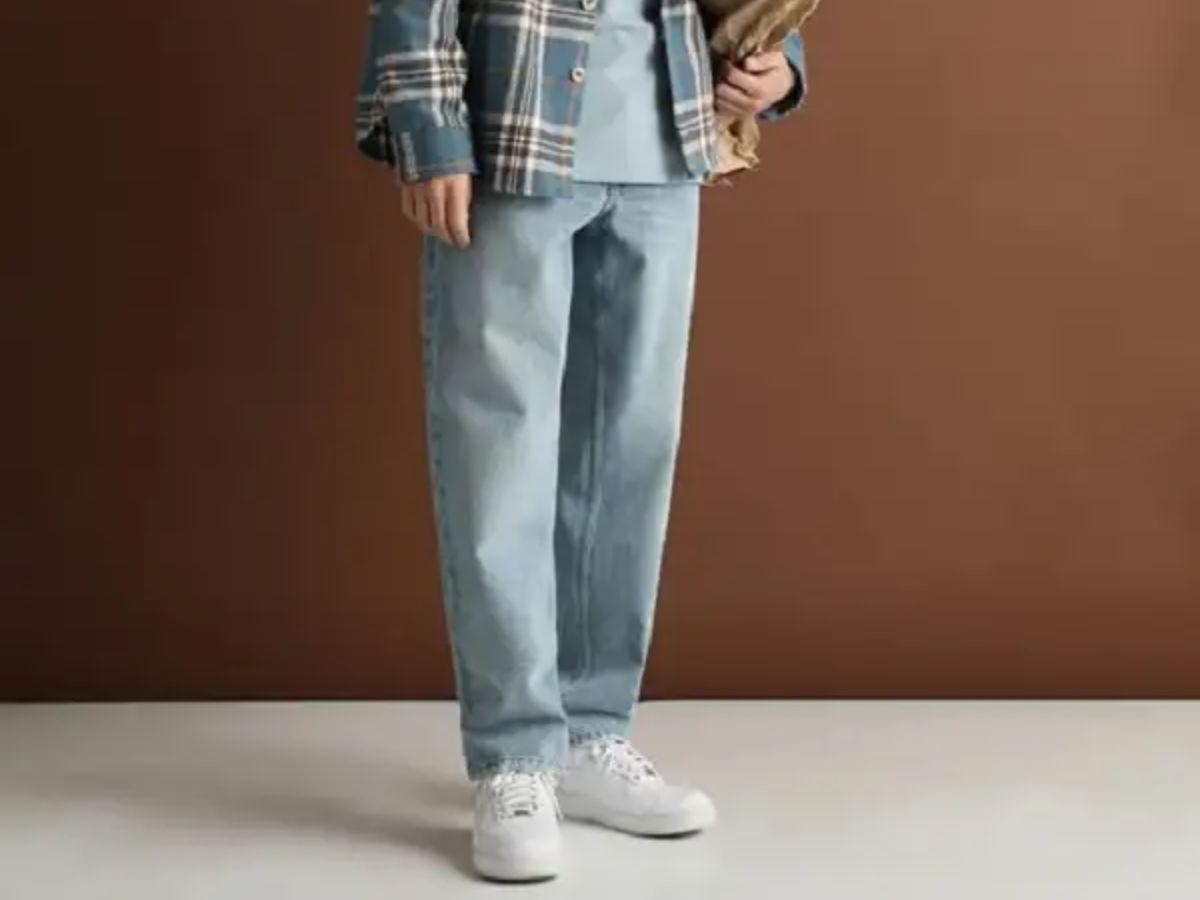 quần jean và giày adidas