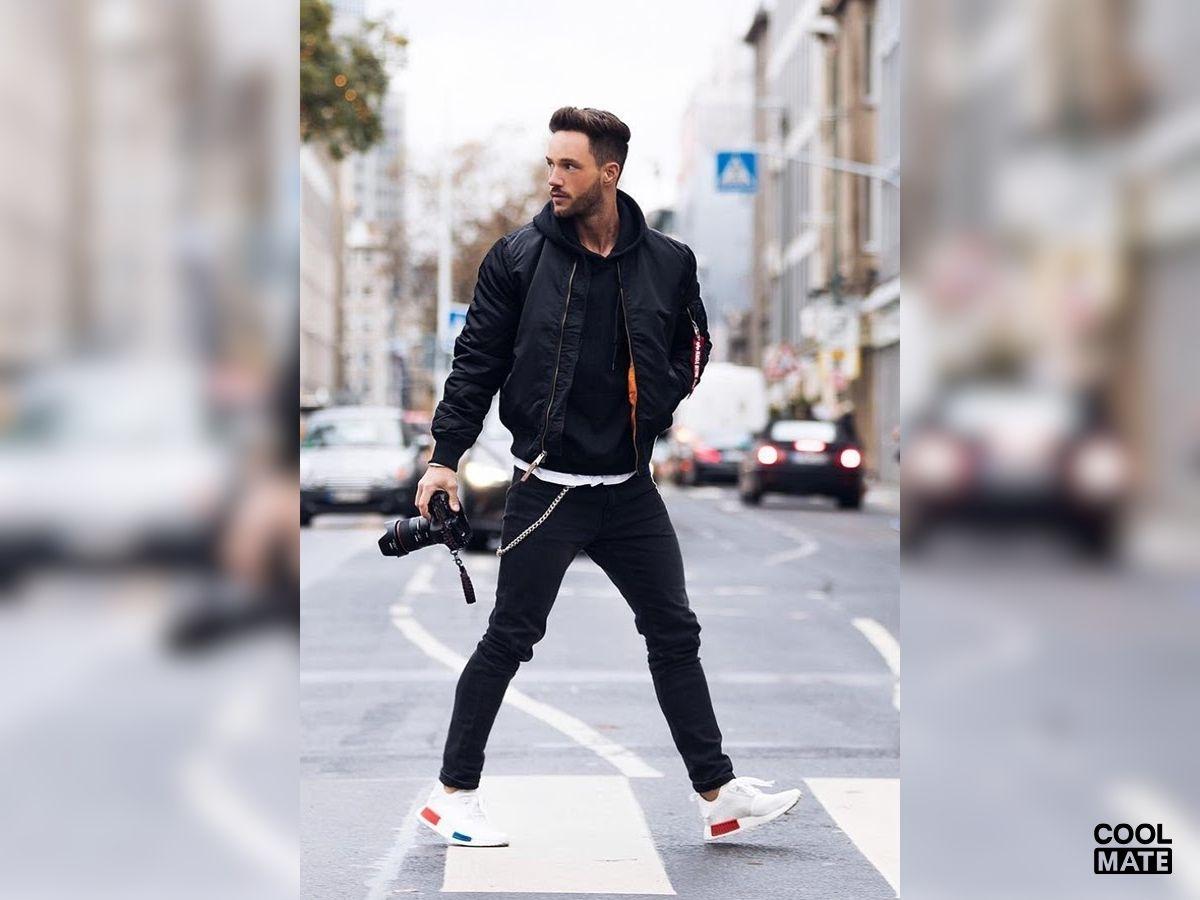 Nhớ kết hợp áo khoác thể thao với giày sneaker nhé