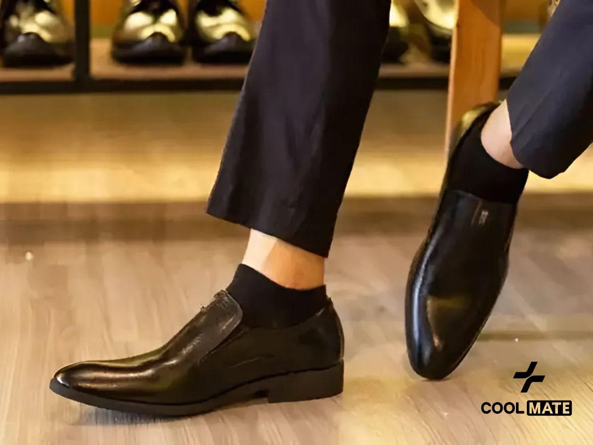 Giày da nam phù hợp với những set đồ mix áo polo với quần âu hoặc kaki