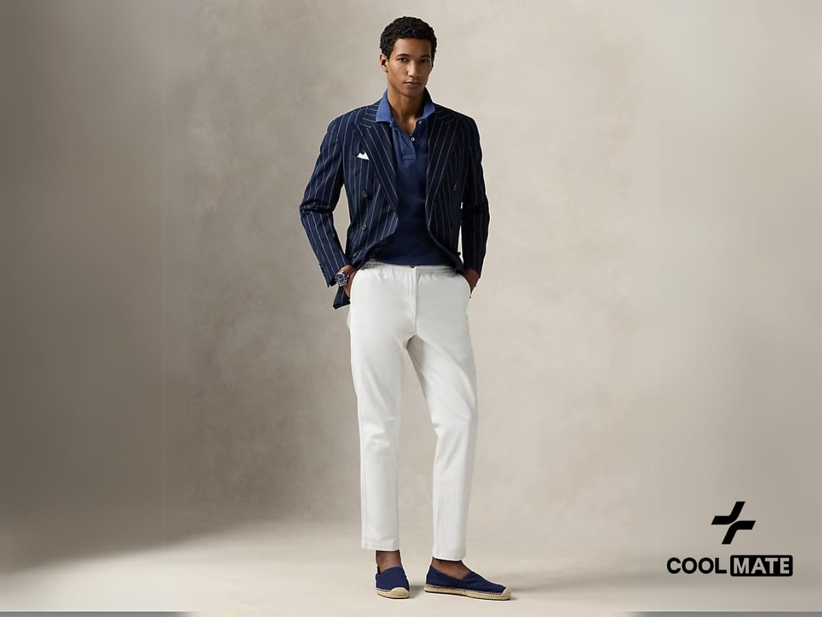 Người mẫu nam mặc áo polo phối cùng quần chinos màu be và giày lười