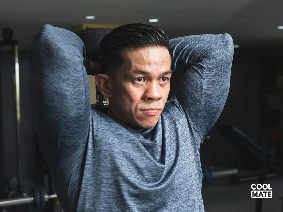 Tập tay sau với bài Standing Dumbbell Tricep Extensions