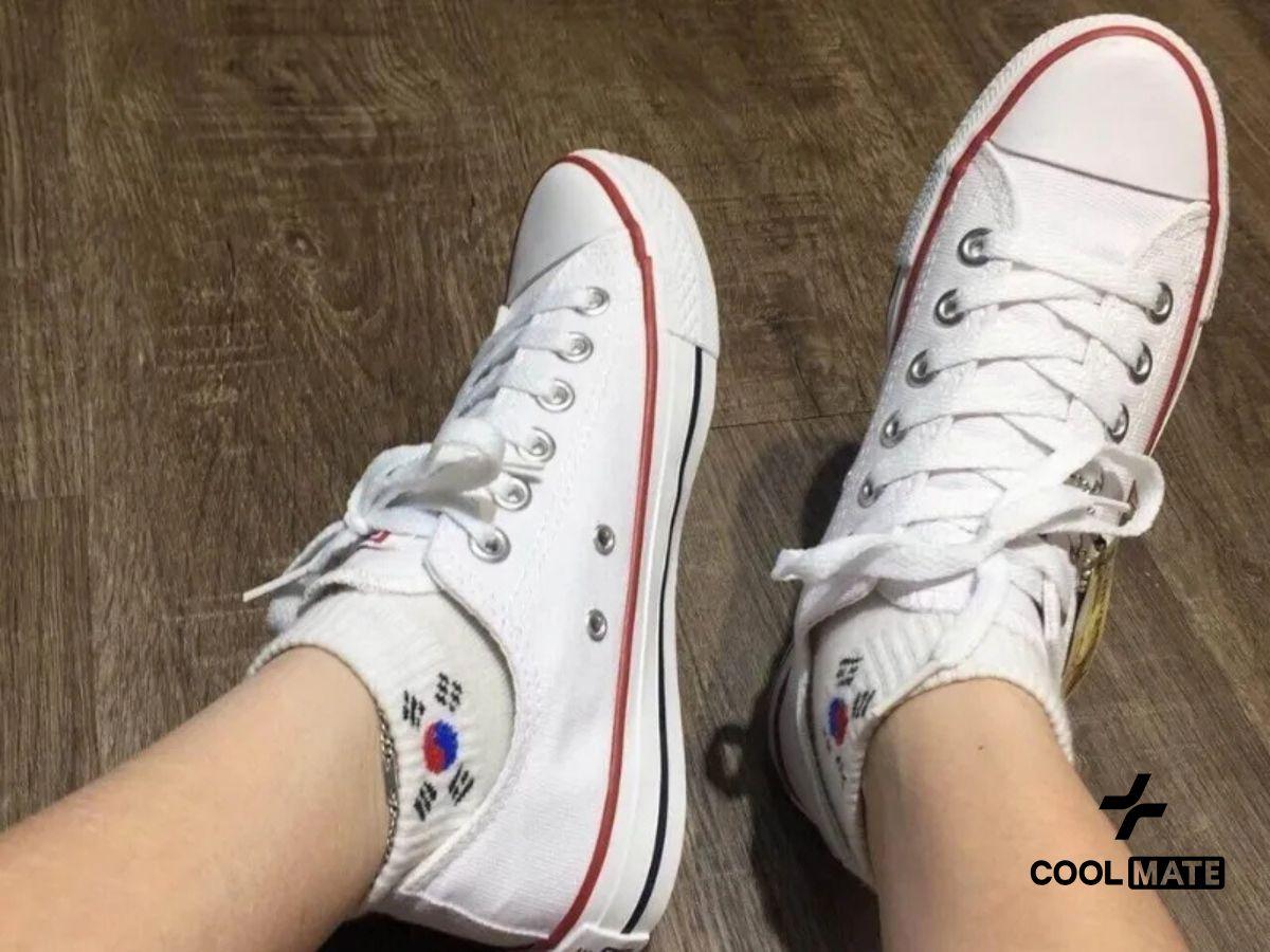 Bạn cần luôn chú ý đến việc bảo quản tất và giày của mình