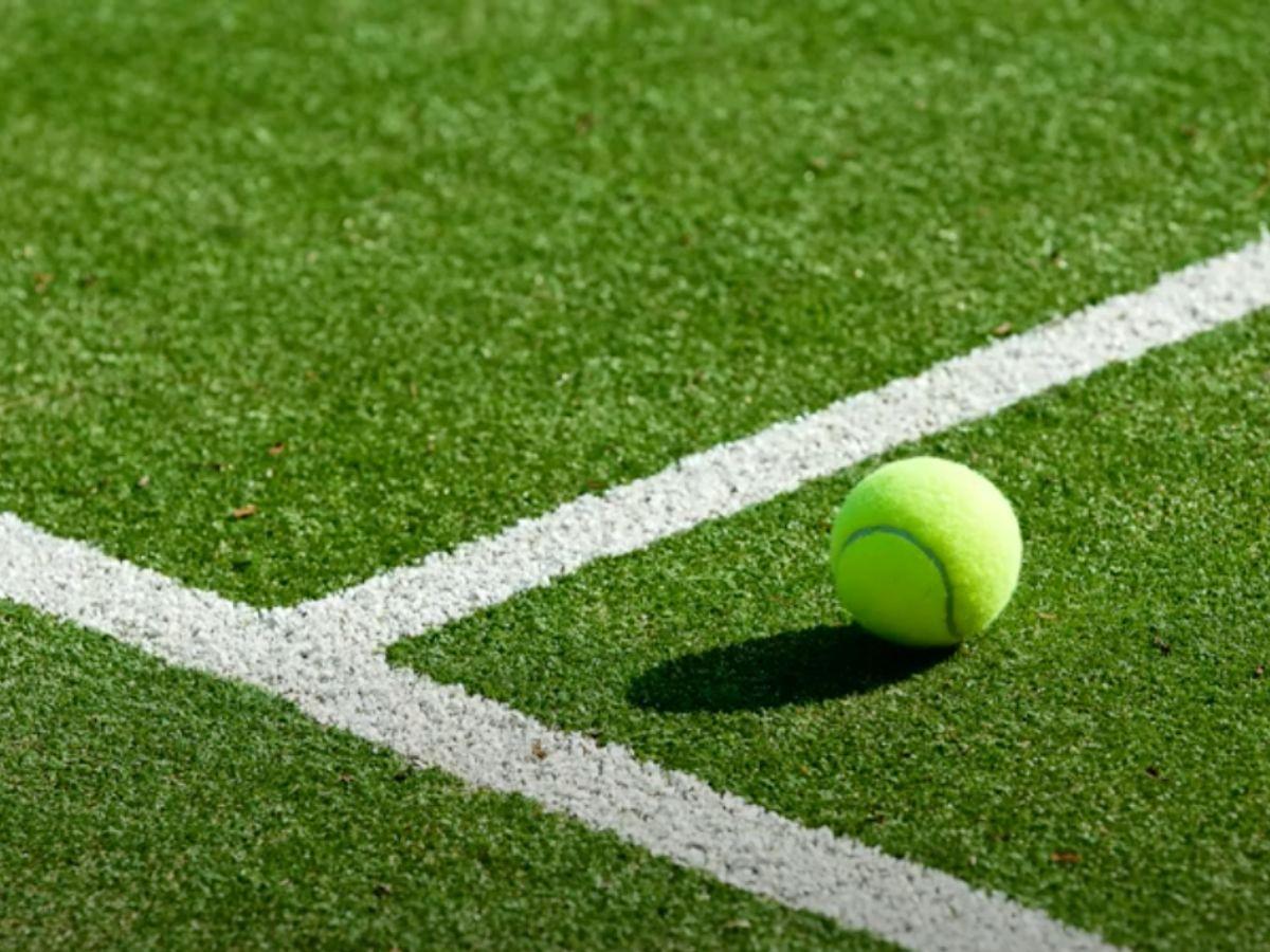 Sân tennis mặt cỏ nhân tạo