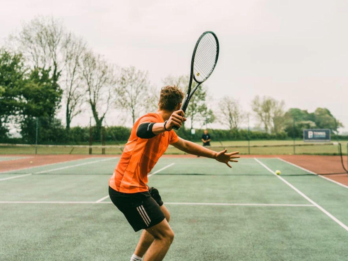 Sân tennis bằng cỏ nhân tạo rất dễ lắp đặt