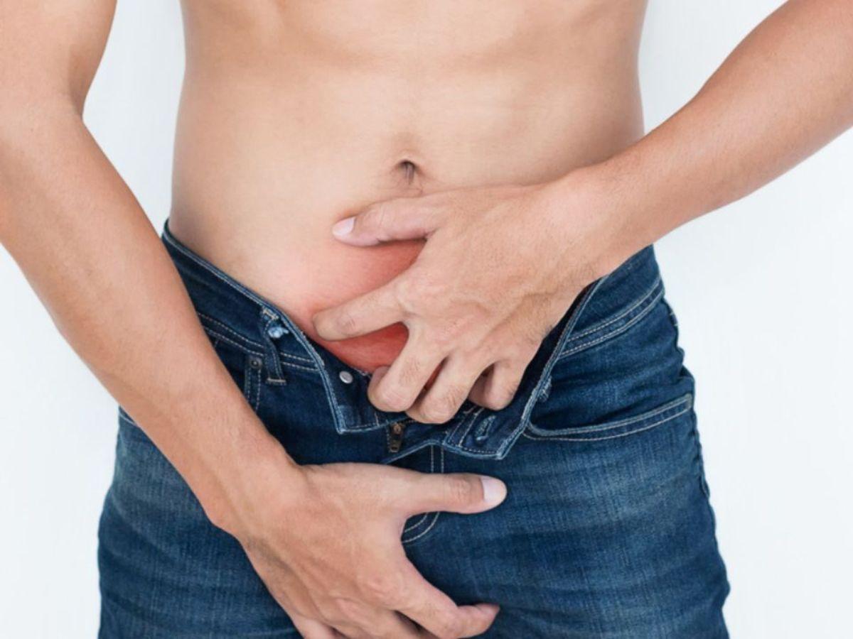 Kéo khóa quần hết cỡ để dễ dàng đi vệ sinh