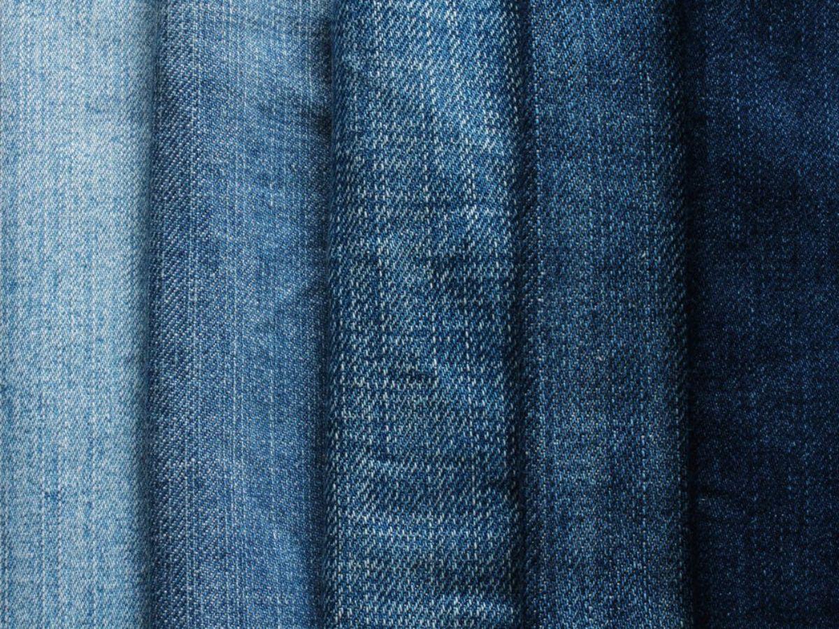 Vải denim thật sẽ có bề mặt hơi thô ráp
